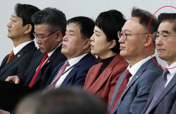 김용현 경호처장(오른쪽 부터), 안상훈 사회수석, 김은혜 홍보수석, 이진복 정무수석, 유병호 감사원 사무총장, 안덕근 통삽교섭본부장이 18일 서울 용산 대통령실 청사에서 열린 제16회 국무회의에서 윤석열 대통령의 발언을 듣고 있다. 2023.4.18 [대통령실통신사진기자단] 연합뉴스