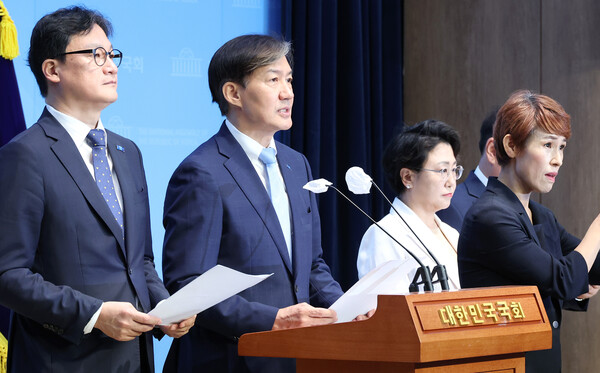 조국혁신당 조국 당대표 후보자를 비롯한 전당대회 출마자들이 18일 오전 국회 소통관에서 '국민의힘 전당대회 폭로·자백 수사 촉구' 기자회견을 하고 있다. 2024.7.18. 연합뉴스