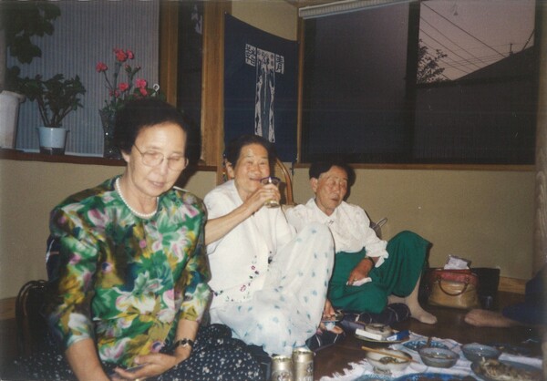 '관부 재판' 제1회 구두변론 전날 후쿠오카 시의 하나후사 집 교류회에 온 원고들 모습(1993.9.5.) 왼쪽부터 유모 씨(여자근로정신대 피해자), 박두리 씨, 하순녀 씨 ⓒ하나후사 에미코.    일본군 '위안부'문제연구소 웹진