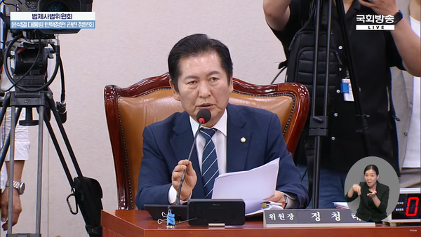 정청래 국회 법제사법위원장이 19일 법사위에서 열린 윤석열 탄핵 소추안 발의 관련 청문회에서 임성근 전 해병대 1사단장(왼쪽)에게 질의하고 있다. 2024.7.19. 국회방송 갈무리