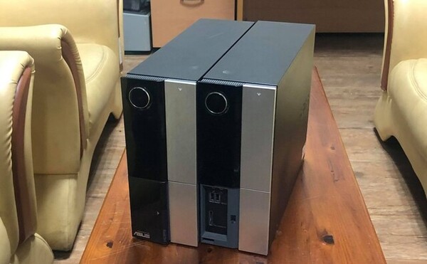 발견된 직후 강사휴게실 티테이블 위에 올려놓은 ‘강사휴게실PC’ 2대. 동양대 김민ㅇ 조교 제공.