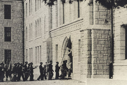 1934년 9월 28일 새로 지은 고려대 안암동 캠퍼스 본관으로 학생들이 들어가고 있다. (고려대 제공)