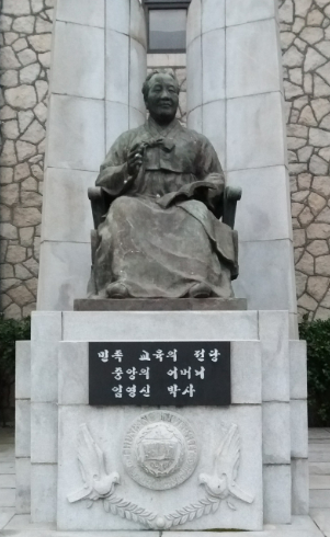 중앙대 영신관 앞에 세워진 설립자 임영신 동상. 그의 이름을 딴 영신관은 1938년 준공 이래 30년간 대학본부 역할을 하다가 지금은 교직원 사무실과 강의실 등으로 쓰이고 있다. 