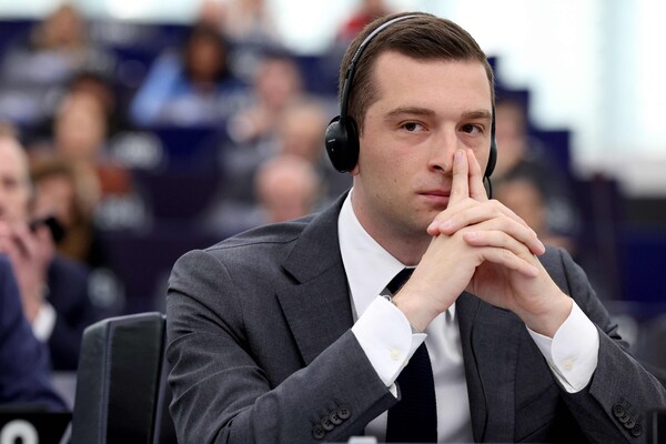 프랑스 총선을 이끈 극우 국민연합(RN) 당수인 조르당 바르델라(28)가 17일 프랑스 동부 스트라스부르의 유럽의회에서 진행된 우크라이나 지원 관련 총회 회의에 참석하고 있다. 2024. 07. 17 [AFP=연합뉴스]