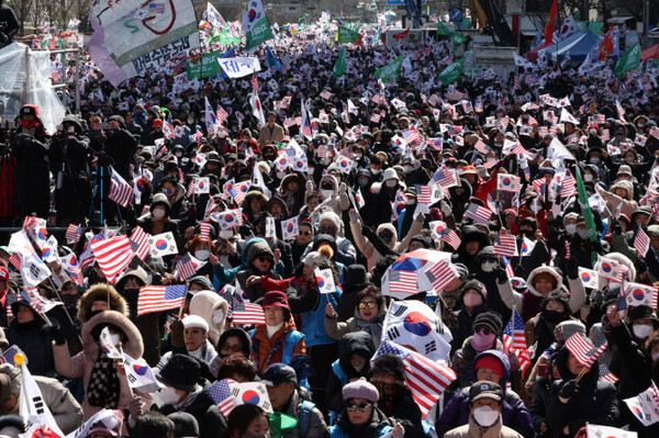 자유통일당이 1일 오후 서울 종로구 동화면세점 앞에서 연 ‘자유통일을 위한 천만조직 국민대회’에서 참가자들이 태극기와 성조기를 함께 흔들고 있다. 2024. 03. 01. 연합뉴스