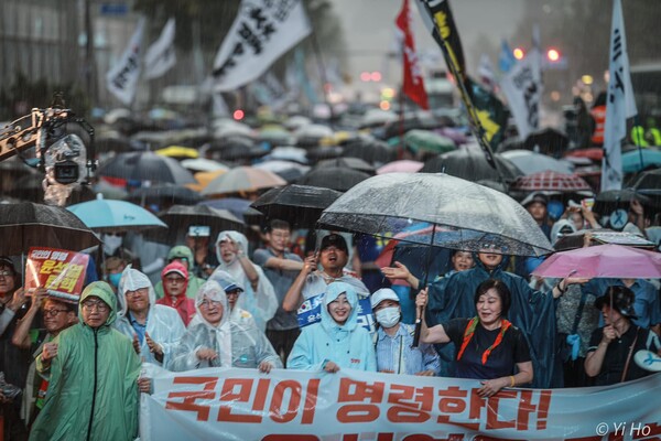 20일 서울 시청역~숭례문 앞 대로에서 열린 99차 촛불대행진 7월 전국집중촛불에 참가한 시민들이 비가 오는 가운데 서울 도심을 행진하고 있따. 2024.7.20. 사진 이호 작가