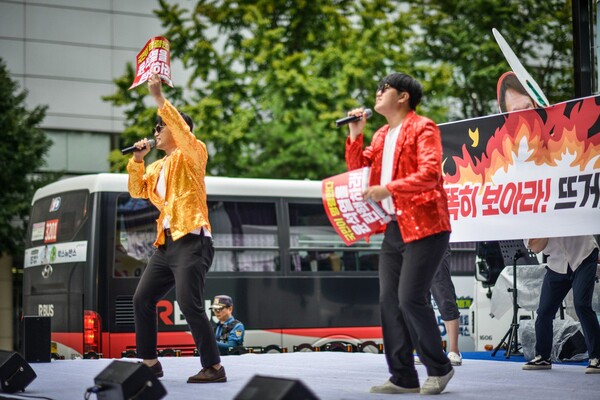 20일 서울 시청역~숭례문 앞 대로에서 열린 99차 촛불대행진 7월 전국집중촛불에 참가한 부산촛불행동 회원들이 노래를 부르고 있다. 2024.7.20. 한국대학생진보연합 사진동아리 빛봄