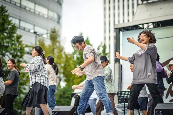 20일 서울 시청역~숭례문 앞 대로에서 열린 99차 촛불대행진 7월 전국집중촛불에 참가한 광주촛불행동 회원들이 노래를 부르며 율동을 하고 있다. 2024.7.20. 한국대학생진보연합 사진동아리 빛봄