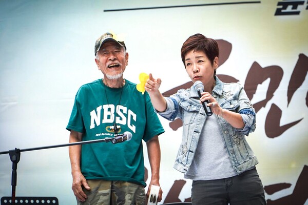 20일 서울 시청역~숭례문 앞 대로에서 열린 99차 촛불대행진 7월 전국집중촛불에서 공연하는 재즈 타악기 연주자 류복성(왼쪽)과 코미디언 김미화(오른쪽)의 모습. 2024.7.20. 한국대학생진보연합 사진동아리 빛봄