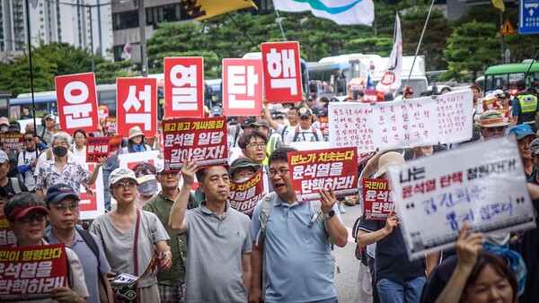 20일 서울 시청역~숭례문 앞 대로에서 열린 99차 촛불대행진 7월 전국집중촛불에 참가한 시민들이 구호를 외치고 있다. 2024.7.20. 한국대학생진보연합 사진동아리 빛봄