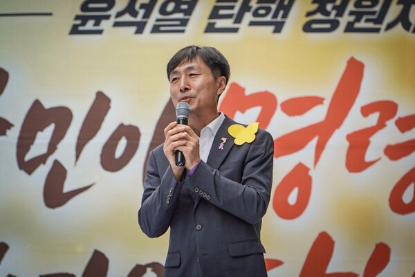 20일 서울 시청역~숭례문 앞 대로에서 열린 99차 촛불대행진 7월 전국집중촛불에서 사회민주당 한창민 대표가 발언하고 있다. 2024.7.20. 한국대학생진보연합 사진동아리 빛봄