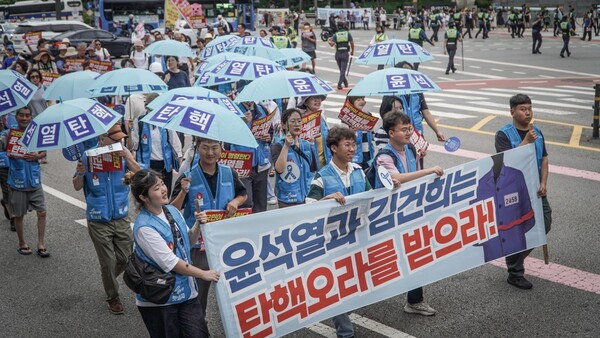 20일 서울 시청역~숭례문 앞 대로에서 열린 99차 촛불대행진 7월 전국집중촛불에 참가한 시민들이 행진을 하고 있다. 2024.7.20. 한국대학생진보연합 사진동아리 빛봄