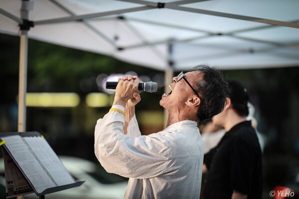 20일 서울 시청역~숭례문 앞 대로에서 열린 99차 촛불대행진 7월 전국집중촛불에서 '백금렬과 촛불밴드'가 빗속에 공연을 하고 있다. 2024.7.20. 이호 작가