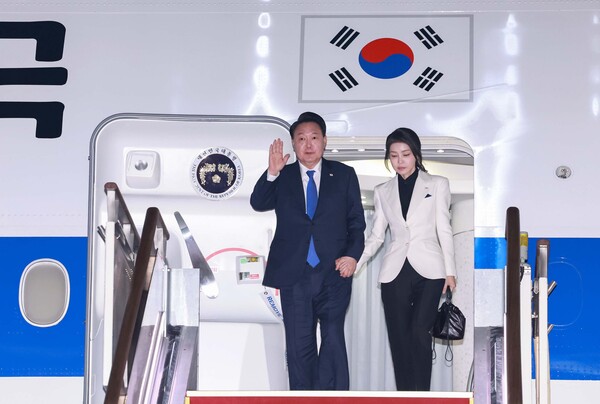 북대서양조약기구(NATO·나토) 75주년 정상회의에 참석했던 윤석열 대통령과 배우자 김건희 씨가 12일 오후 경기 성남 서울공항을 통해 귀국, 전용기인 공군 1호기에서 내리며 인사하고 있다. 2024.7.12 연합뉴스