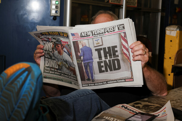 조 바이든 미국 대통령이 대선 후보 사퇴를 전격 발표한 21일 밤 뉴욕 퀸스의 신문배포소에서 작업 중이던 한 남자가 쉬는 시간, '끝(The End)'이라는 제목이 달린 뉴욕포스트를 읽고 있다. 2024.7.21. 로이터 연합뉴스 