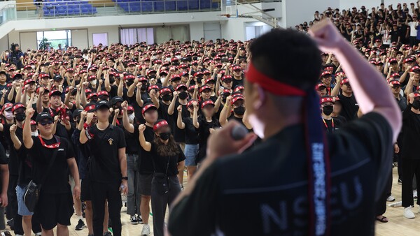 22일 오전 경기도 용인시 삼성전자 기흥캠퍼스 세미콘 스포렉스에서 열린 전국삼성전자노동조합 총파업 승리 궐기대회에서 조합원들이 구호를 외치고 있다. 2024.7.22. 연합뉴스