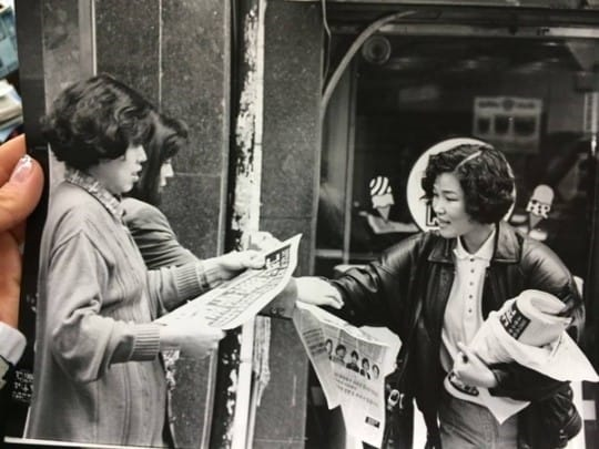 1992년 MBC 노조의 파업 당시 시민들에게 노조 홍보물을 배포하던 이진숙 기자. 언론노조 MBC 본부 제공