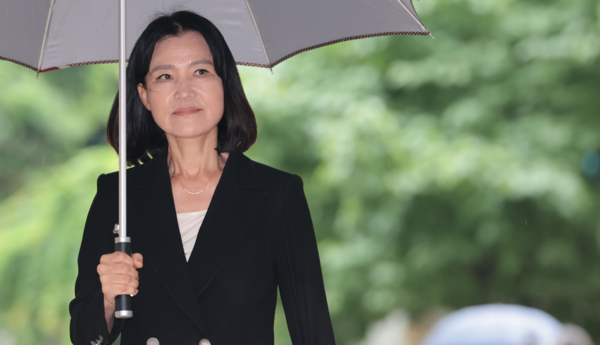 이진숙 방송통신위원장 후보자가 8일 오전 인사청문회 준비 사무실이 마련된 경기도 과천시의 한 오피스텔 건물로 첫 출근하고 있다. 2024.7.8. 연합뉴스