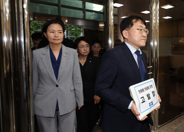 조국혁신당 차규근 의원 등이 22일 서울 서대문구 경찰청 국가수사본부에서 국민의힘 한동훈 당 대표 후보의 법무부 장관 시절 댓글팀 운영 의혹과 관련 고발장을 접수하기 위해 민원실로 향하고 있다. 2024.7.22. 연합뉴스