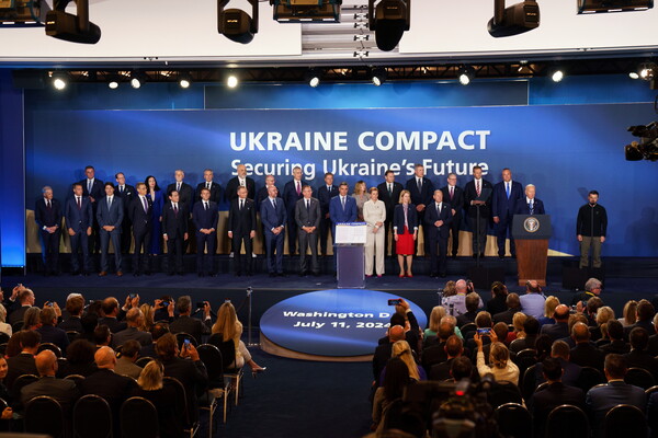 지난 7월 11일 미국 워싱턴 DC에서 열린 북대서양조약기구(나토) 정상회담 중에 열린 '우크라이나 협정' 기념식에 참석한 조 바이든 미국 대통령과 우크라이나 볼로디미르 젤렌스키 대통령(맨 오른쪽) 등 나토 가맹국 정상들.2024.7.11. EPA 연합뉴스