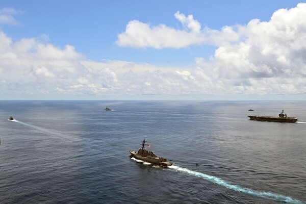 콜롬비아 전함들(ARC Narino, ARC Victoria)이 지난 6월 29일 태평양 콜롬비아 근해에서 실시된 합동해군훈련에서 미군 유도 미사일 구축함 USS 샘슨, USS 포터, 핵 추진 항공모함 USS 조지 워싱턴 옆을 지나가고 있다. 2024.6.29. AFP 연합뉴스