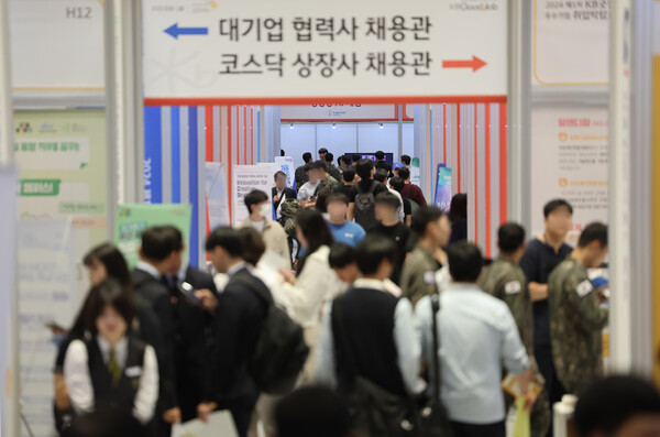 27일 오전 서울 강남구 코엑스에서 열린 취업박람회에서 참가자들이 부스를 돌아보고 있다. 2024.5.27. 연합뉴스