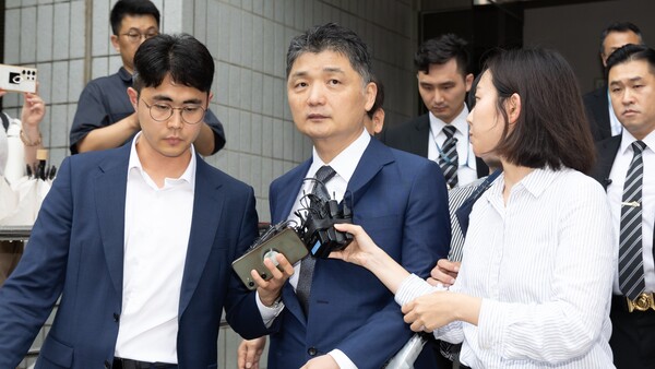 카카오 창업자 김범수 경영쇄신위원장이 22일 오후 구속 전 피의자 심문(영장실질심사)을 마친 후 서울 양천구 남부지방법원을 나서고 있다. 2024.7.22. 연합뉴스
