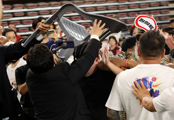 15일 오후 충남 천안 유관순체육관에서 열린 국민의힘 대전·세종·충북·충남 합동연설회에서 당원 사이에 물리적 충돌이 발생하고 있다. 2024.7.15. 연합뉴스