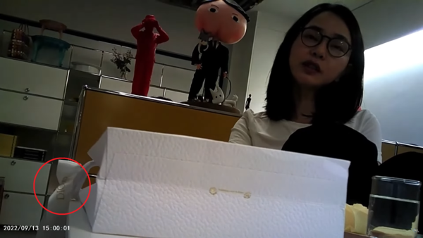 윤석열 대통령 부인 김건희 씨는 지난해 9월 13일 서울 서초동 아크로비스타 지하에 위치한 코바나컨텐츠 사무실에서 300만 원 상당의 디올(Dior) 명품 파우치를 선물 받았다. 김 씨가 받은 쇼핑백에 디올 글자가 보인다. 2023.11.28. 서울의 소리 유튜브 채널 갈무리