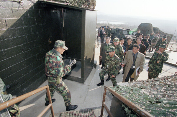 지난 1998년 12월 김훈 중위 사망사건을 재조사중인 국방부 특별조사단이 판문점 올렛관측 초소 3번 벙커에서 총성실험을 하는 장면. 2013.3.5 연합뉴스 자료사진