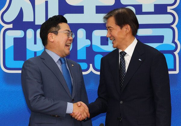 조국혁신당 조국 대표가 24일 오후 국회에서 더불어민주당 박찬대 당대표 직무대행 겸 원내대표를 예방해 악수하고 있다. 2024.7.24. 연합뉴스