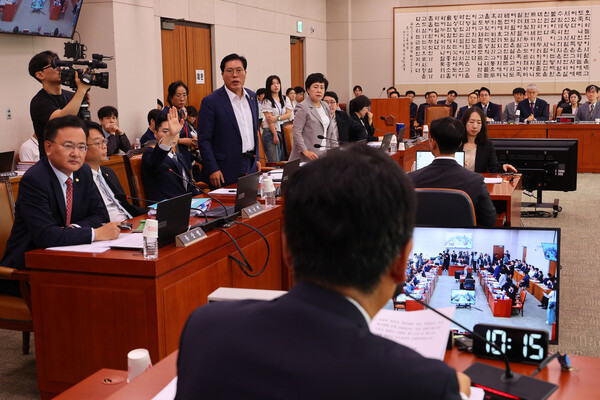 24일 오전 서울 여의도 국회에서 열린 법제사법위원회 전체 회의에서 여당 의원들이 정청래 법사위원장에게 의사진행 발언을 요청하고 있다. 2024.7.24. 연합뉴스