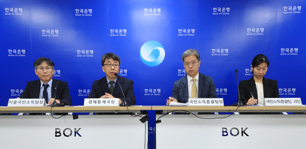 25일 서울 중구 한국은행에서 2024년 2/4분기 실질 국내총생산 설명회가 열리고 있다. 왼쪽부터 이인규 한국은행 지출국민소득팀장, 신승철 경제통계국장, 강창구 국민소득총괄팀장, 하남영 국민소득총괄팀 과장. 2024.7.25. 연합뉴스