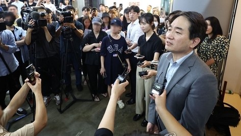 류화현 위메프 대표이사가 25일 새벽 서울 강남구 위메프 본사에서 정산 지연 사태로 상품을 환불받으려는 고객들을 응대하고 있다. 2024.7.25. 연합뉴스