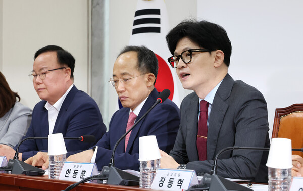 국민의힘 한동훈 대표(오른쪽)가 25일 오전 국회에서 열린 최고위원회의에서 발언하고 있다. 2024.7.25. 연합뉴스