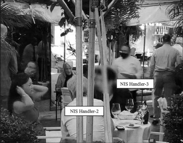 수미 테리 미 외교협회(CFR)  선임연구원이 2020년 8월 12일 워싱턴의 한 그리스 레스토랑에서 국정원 요원-2와 요원-3과 함께 식사하면서 이야기를 나누고 있는 장면. 미국 연방검찰이 기소장에 수록한 사진이다. 2024.7.17. [기소장 캡처] 연합뉴스 