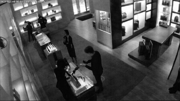 국정원 요원-3이 2021년 4월 16일 루이뷔통 가방을 신용카드로 구매하는 장면. 옆에 수미 테리가 서 있다.  상점 감시카메라에 찍힌 사진이다.  2024.7.17. [기소장 캡처] 연합뉴스 