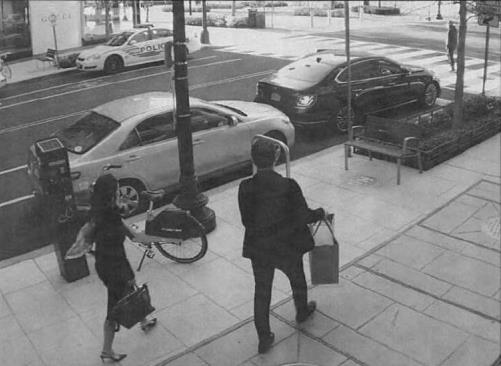 수미 테리와 국정원 요원-3이 2021년 4월 16일 루이뷔통 백을 구매한 뒤 세워 놓은 주미 대사관 번호판의 승용차로 걸어가고 있다. 두 사람은 워싱턴의 스시 식당에서 저녁 식사를 함께 한 뒤 한 호텔의 루프톱 바에서 시간을 보낸 뒤 헤어졌다. 미 연방검찰이 기소장에 수록한 사진이다. 2024.7.17. [기소장 캡처] 연합뉴스 