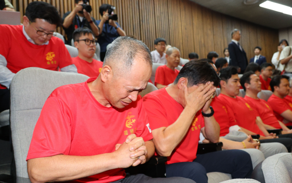 '순직 해병 수사 방해 및 사건 은폐 등의 진상규명을 위한 특별검사의 임명 등에 관한 법률안 재의의 건'이 25일 국회 본회의에서 부결되자, 해병대예비역연대 회원들이 실망스러운 표정을 짓고 있다. 2024.7.25, 연합뉴스
