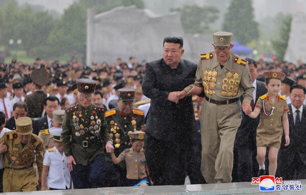 '조국해방전쟁승리' 71주년에 즈음해서 북한 김정은 국무위원장이 26일 조국해방전쟁참전열사묘를 찾았다고 조선중앙통신이 27일 보도했다.2024. 07.27 연합뉴스