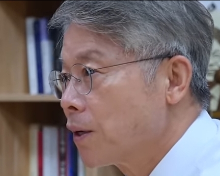 서울 여의도 국회 의원회관 의원실에서 허재현 기자와 인터뷰 중인 더불어민주당 민형배 의원. 시민언론 뉴탐사 영상 갈무리