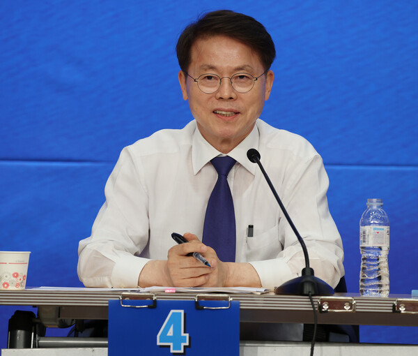 더불어민주당 민형배 최고위원 후보가 25일 오후 서울 여의도 국회도서관 강당에서 열린 더불어민주당 최고위원 후보자 방송토론회에서 발언하고 있다. 2024.7.25 [국회사진취재단] 연합뉴스