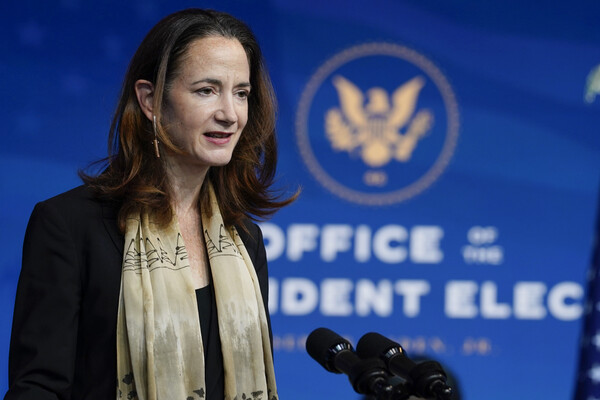 2020년 11월 24일 조 바이든 미 대통령 당선인이 사상 첫 여성 국가안보국장으로 지명한 애브릴 헤인스가 델라웨어주 윌밍턴의 퀸 시어터에서 열린 외교안보팀 소개 기자회견장에서 인사를 하고 있다. 2020.11.24. AP 연합뉴스 