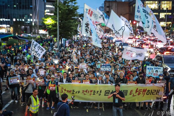 100차 촛불집회 참가자들이 서울 시청 앞 집회를 마치고 용산 대통령실 앞까지 행진하고 있다. 2024.7.27 이호 작가 