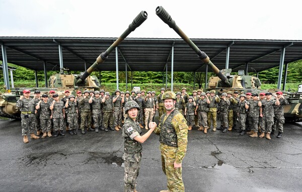 육군이 해외 주요 방산협력국 장병들을 대상으로 한국산 무기체계와 전술적 운용을 교육하는 '육군 국제과정'을 개설했다고 26일 밝혔다. 사진은 K9자주포 운용 교육에 참여한 교관과 조교 및 교육생들이 기념 촬영하는 모습. 2024.7.26. 연합뉴스