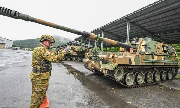 육군이 해외 주요 방산협력국 장병들을 대상으로 한국산 무기체계와 전술적 운용을 교육하는 '육군 국제과정' 교육생들이 K9자주포 운용 실습을 하는 모습. 2024.7.26. 연합뉴스