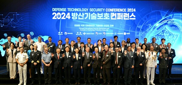강환석 방위사업청 차장이 12일 서울 영등포구 콘래드서울호텔에서 열린 '2024 방산기술보호 컨퍼런스'에서 참석자들과 기념 촬영하고 있다. 2024.7.12. 연합뉴스 