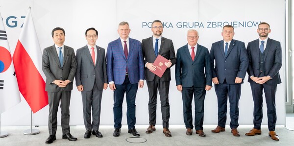 현대로템이 지난 9일(현지시간) 폴란드에서 현지 국영방산그룹 PGZ와 K2PL 생산ㆍ납품 사업 진행을 위한 신규 컨소시엄 합의서를 체결했다고 10일 밝혔다. 사진은 합의서 체결식에서 기념 촬영하는 임훈민 주폴란드 대한민국 대사관 대사(왼쪽부터), 이용배 현대로템 대표이사 사장, 파베우 베이다 폴란드 국방차관, 마르친 쿨라섹 폴란드 국유재산부 차관, 크리스토프 트로피니악 PGZ 회장. 2024.7.10. 연합뉴스