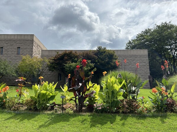 과천관 들머리.