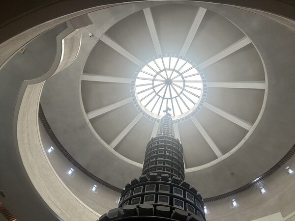 중앙계단식 통로 상부.